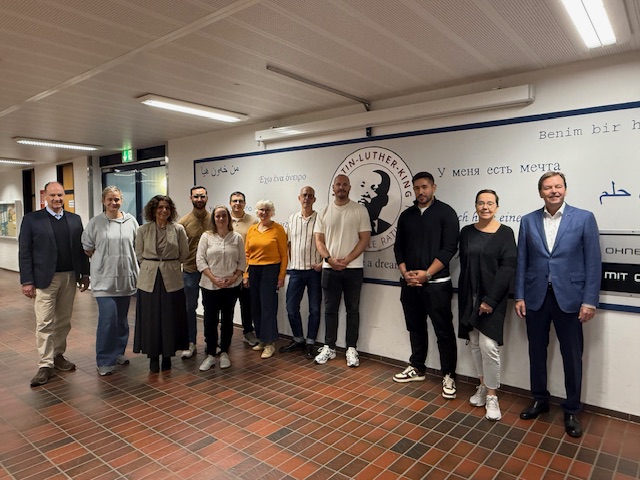 Auf dem Foto ist die 3. Person von links Frau Günes-Tutmaz (Didaktische Leiterin; schwarzer Rock) und die 2. Person von rechts Frau Schulz (Schulleiterin; weiße Hose) Auf dem Foto sind neben der Schulleiterin und der didaktischen Leiterin die Lehrer abgebildet, die am Lions Quest Programm teilgenommen haben.