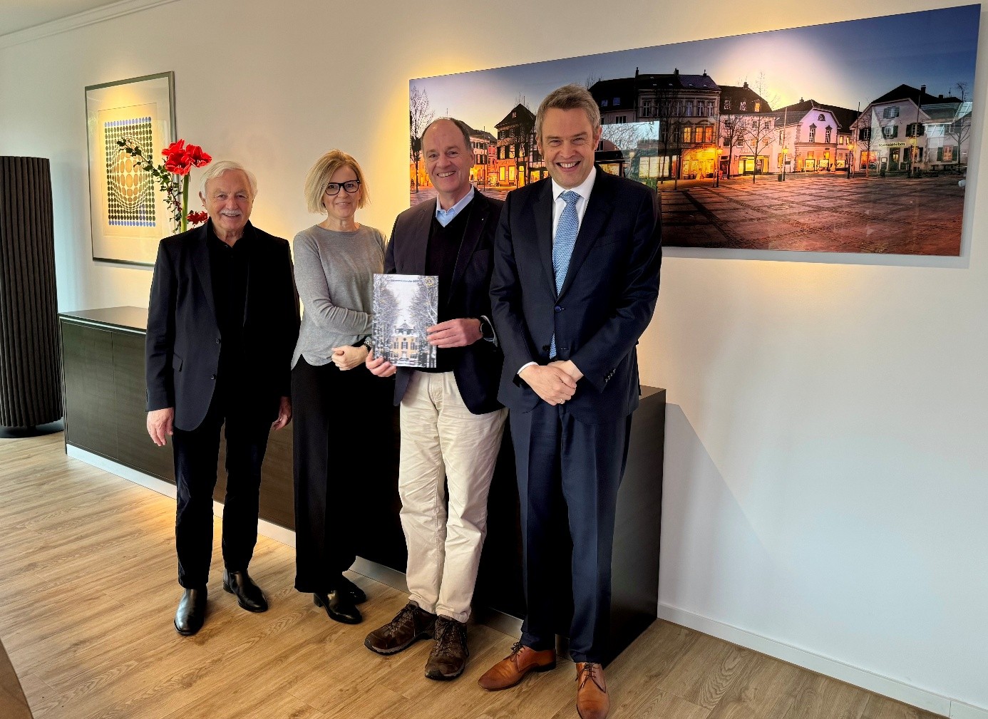 Foto der Ziehung: Dr. Hans Kraft, Pressesprecher Lions; Julia Hölting, Karsten Brandt, Lions Präsident; Notar Prof. Dr. Jens Bormann